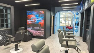 Petit garçon heureux pour sa première coupe de cheveux chez Le Barbu Sportif à Terrebonne